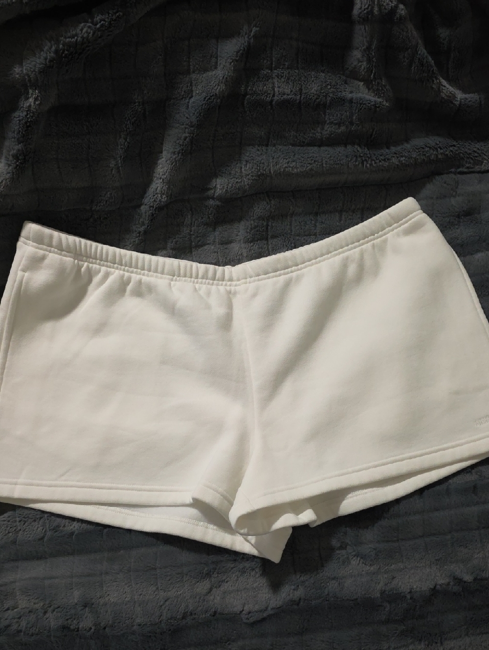 Aritzia Cozy Fleece White Sweatfleece Shorts